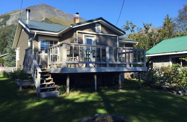 Seahorse Cottage- ocean view family home