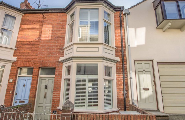 SEAHORSE COTTAGE, pet friendly, with a garden in Weymouth