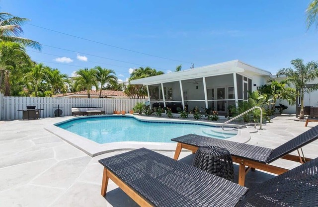 Seashell~Walk To The Beach~Comfy Beds~Firepit~Pool
