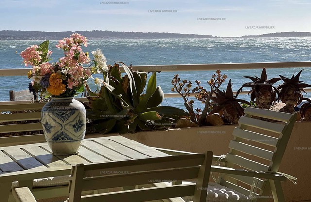 Seaside apartment within walking distance to the beach and port with sea view terrace for 5