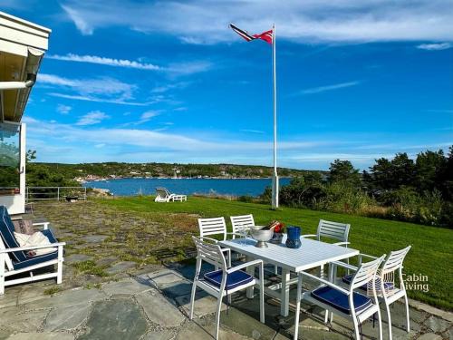 Seaside cabin in Fredrikstad with private jetty, BBQ & sea view - close to Hankø