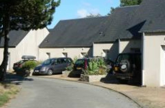 Seaside Cottage: Cozy 2BR, Terrace, BBQ, Near Beach, Pet-Friendly