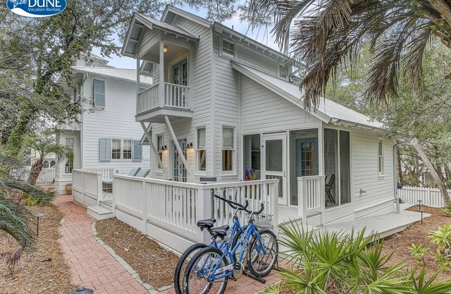 Seaside Cottage "SEA SHACK" * Adorable Tupelo Street, * Sleeps 4 *