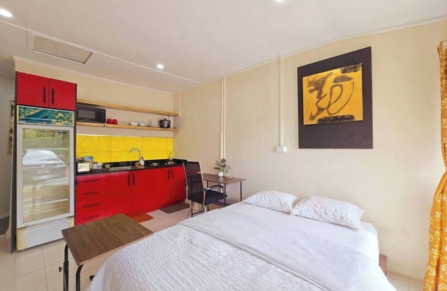Seaside Exotic Studio: Walk to the seawall and Suva City: Free Wifi & Parking