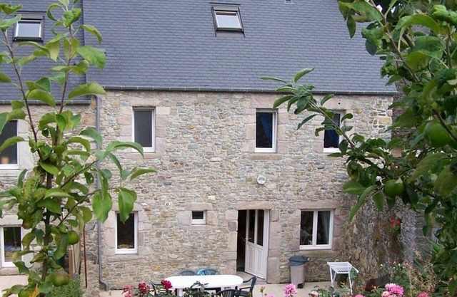Seaside Getaway: Cozy Cottage with Garden, WiFi, Fireplace, Near Hiking Trails