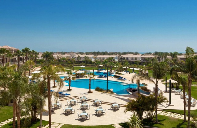 Seaside Golf Retreat – Poolside Fun, Golfer’s Bar & Private Beach