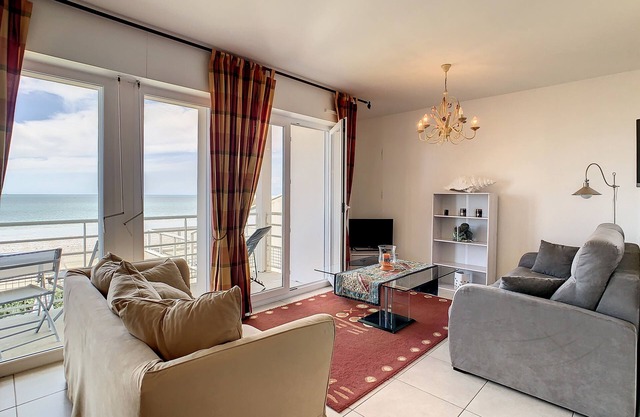 Seaside holiday flat with terrace