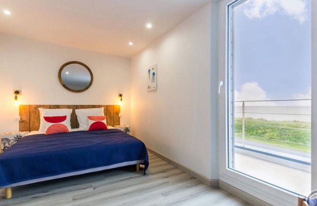 Seaside house with balcony, parking, and WiFi