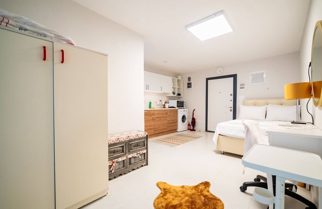 Seaside Retreat Vibrant Flat 2 min to Beach