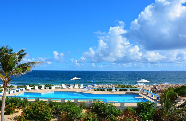 Seaside Splendor: 2-3 BR w/Expansive Deck, Panoramic Views, AC, Wifi, & Pool