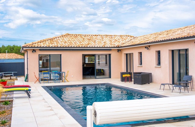 Seaside villa with large pool and terrace