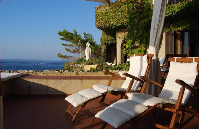 Seaside villa with direct access to the sea