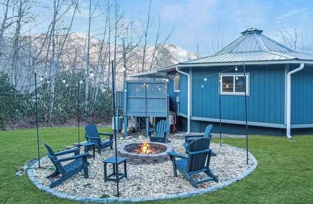 Seasonal Mountain View! Hot Tub, Fire Pit, Arcade, Foosball, Wifi, Dogs OK!