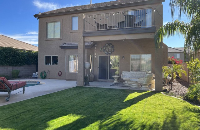 SEASONAL OR LONG TERM! Comfortable personalized family home!