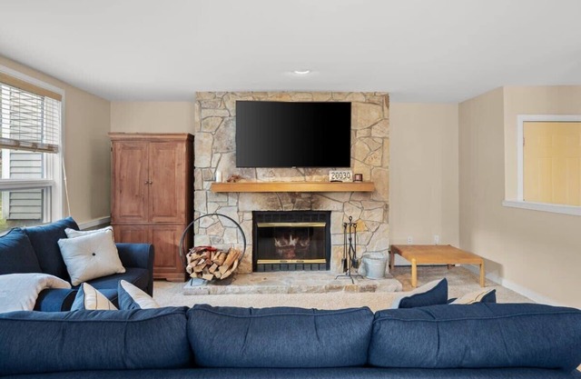 Seasons Lodge | Trailside Condo w/Fireplace!