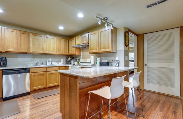 Seattle Apartment w/ Patio ~ 9 Mi to Downtown!