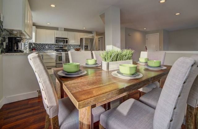 Seattle Modern Charm 3 mi to Beach! 1 mi to WWU! 4 mi to UW! 15 min Dwntwn