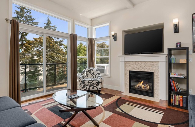 Seattle Vacation Home: Bravo House - Luxury 3 bed/2.5bath, great location