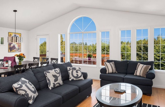 Seattle Vacation Home: The Big Top - Modern 5 bedroom, gameroom, sleeps 20