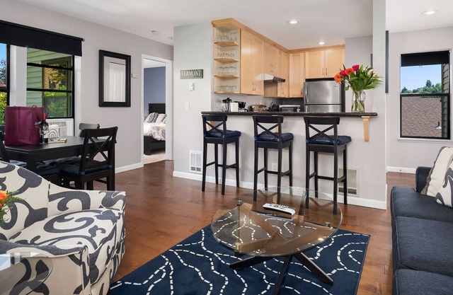 Seattle Vacation Home: Thomas Lodge "Vermont" - Bright 1 Bed/1 Bath