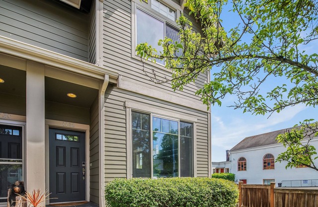 Seattle Vacation Home: The Parsonage - Modern 3bed/3.5bath, great location