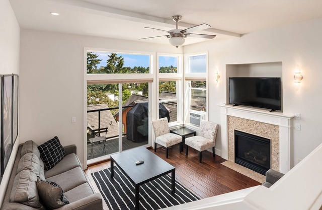 Seattle Vacation Home: The Port - 3 bed/2.5 bath, great location