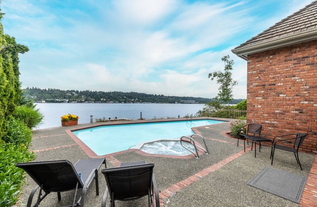 Seattle Waterfront Mansion on Lake WA