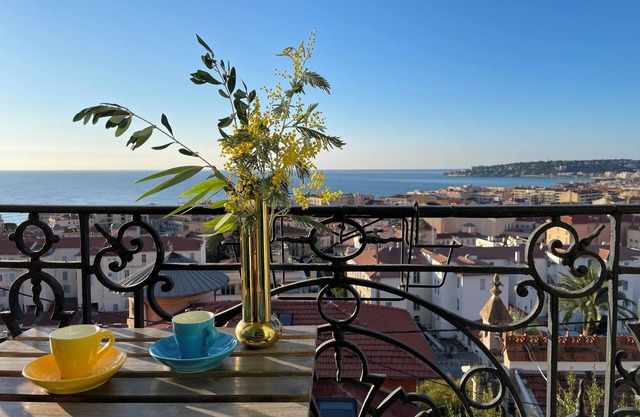 Seaview 200 m city center, 700 m to train station. Access via walkway 58 stairs