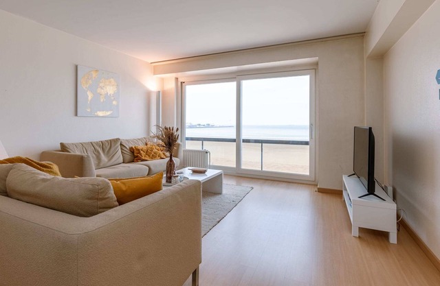 Seaview apartment on 7th floor at the beachfront
