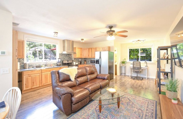 Sebastopol Country Getaway - 15 Minutes Walk to Downtown