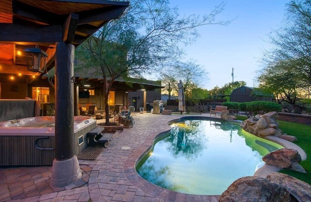 Secluded 4-bedroom home - ROOFTOP PATIO