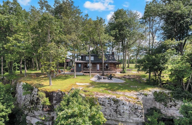 Secluded Bluff Cabin, Stargazing Hot Tub & Firepit