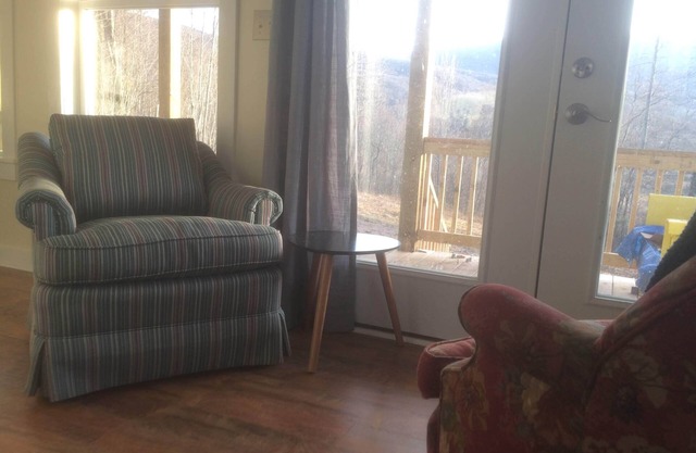 Secluded Cabin w/Mountain Views - Perfect for Couples, Stargazers, + Creatives!