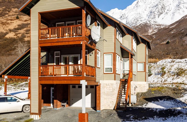 Secluded duplex with amazing views - walk to backcountry skiing & hiking