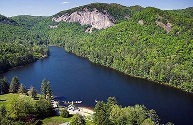 Secluded House, 2 Minute Walk to Gorgeous Lake, Bald Rock & Walking Trails
