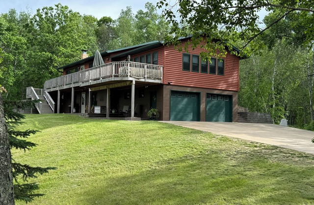 Secluded Lake House on 32 acres NOW sleeps 11 plus a huge couch!