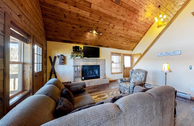 Secluded Mountain Escape W/Private Hot Tub, Full Kitchen, free WiFi, & More