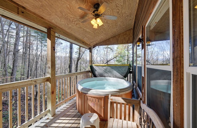Secluded Nantahala 'Gone Hunting' Cabin w/Hot Tub