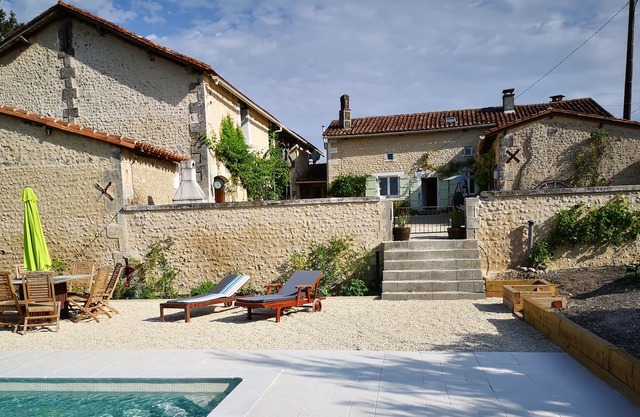 Secluded, pet friendly, luxurious 3 bedroom house, 11 x 5m swimming pool