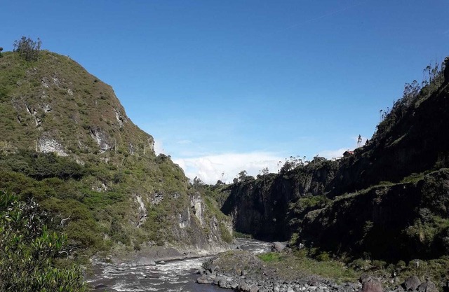 Secluded romantic cabin ,nestled in an Ecuadorian canyon!