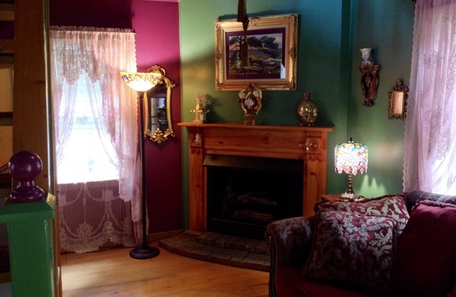 Secluded Romantic Dollhouse BnB in Downtown Historic District