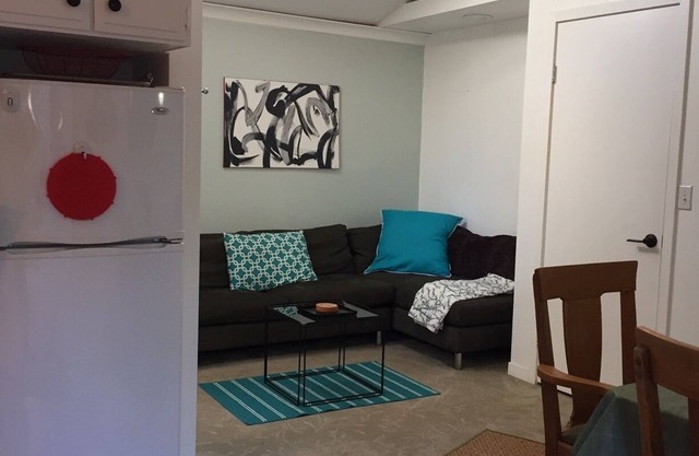 Secluded stand alone cottage 1/2 block from Stanford Campus