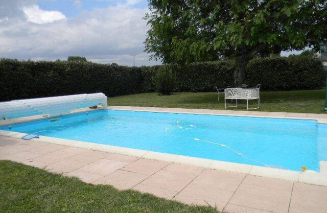 Second family residence with heated pool, 40 minutes from Chambord.