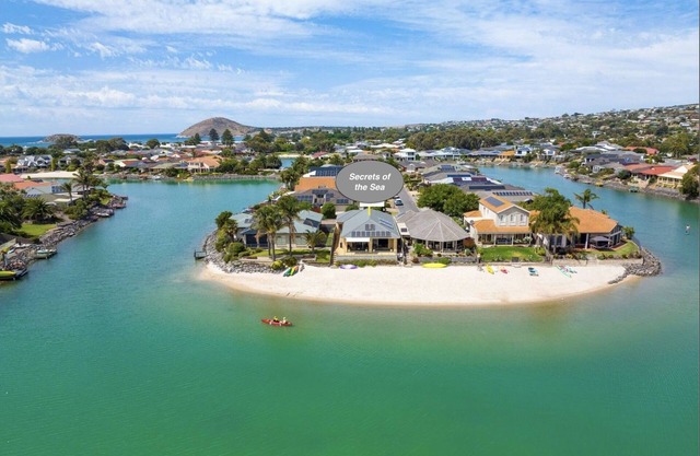 'Secrets of the Sea' - 3BR luxury home overlooking a lagoon with private beach