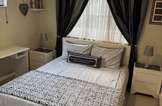 Secure cottage with Wi-fi+PLEX O.R. Tambo Airport