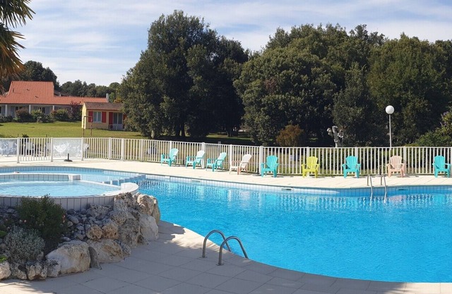 Self-catering cottage 4/6 PERS in a vacation village with swimming pool
