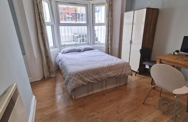 Self contained studio flat in Clapton, Hackney E5