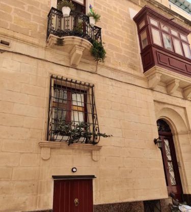 Semi-basement, cosy apartment interconnected to our residence a traditional Maltese townhouse