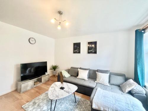 Semi-Detached Ashford home with en-suite and spacious driveway