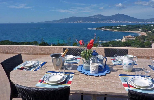 Semi-detached house, 150 m. from the sea. Amazing view over the gulf of Ajaccio!